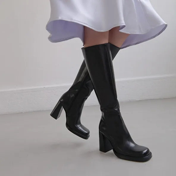 Boots with heels and square toes in black leather