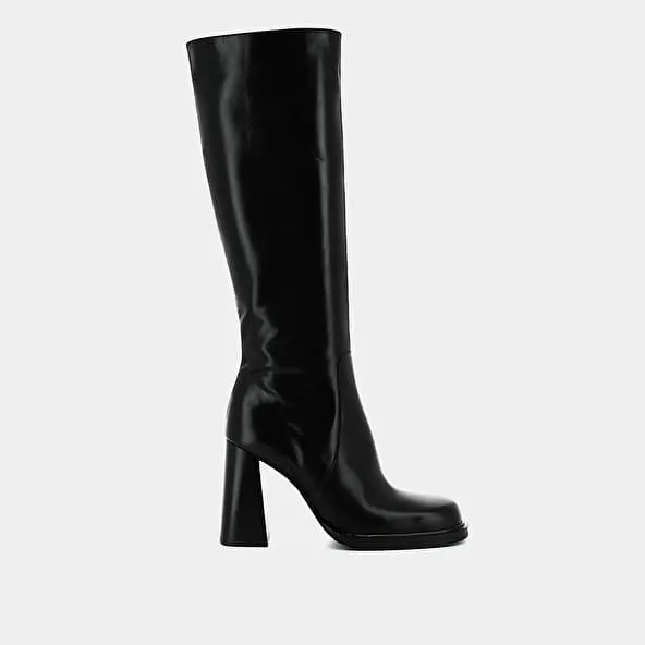 Boots with heels and square toes in black leather