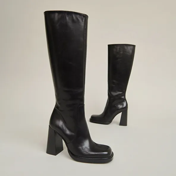 Boots with heels and square toes in black leather