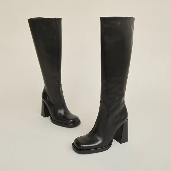 Boots with heels and square toes in black leather