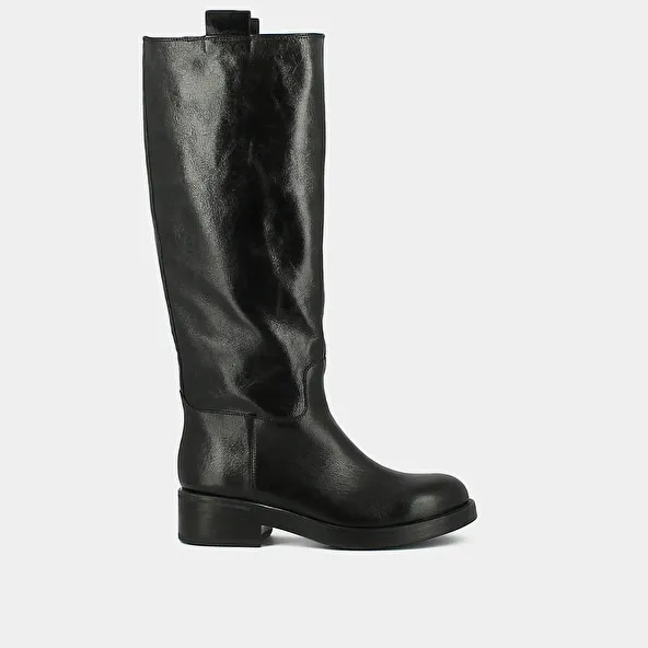 High boots in grained black leather