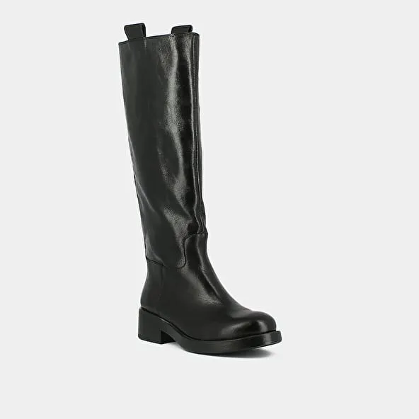 High boots in grained black leather