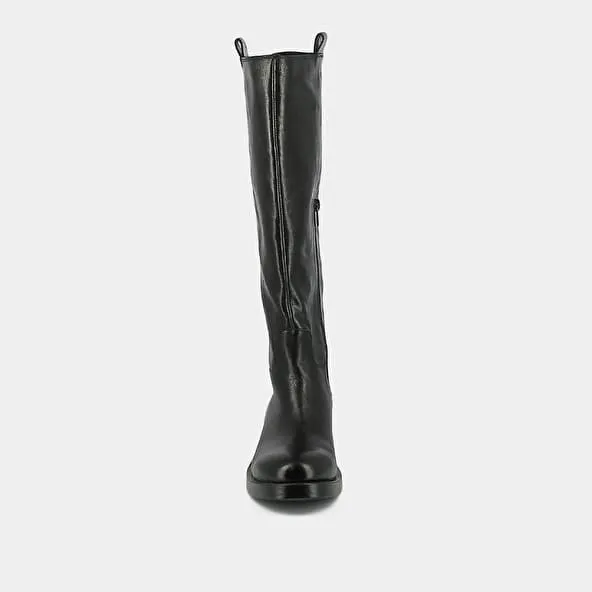 High boots in grained black leather